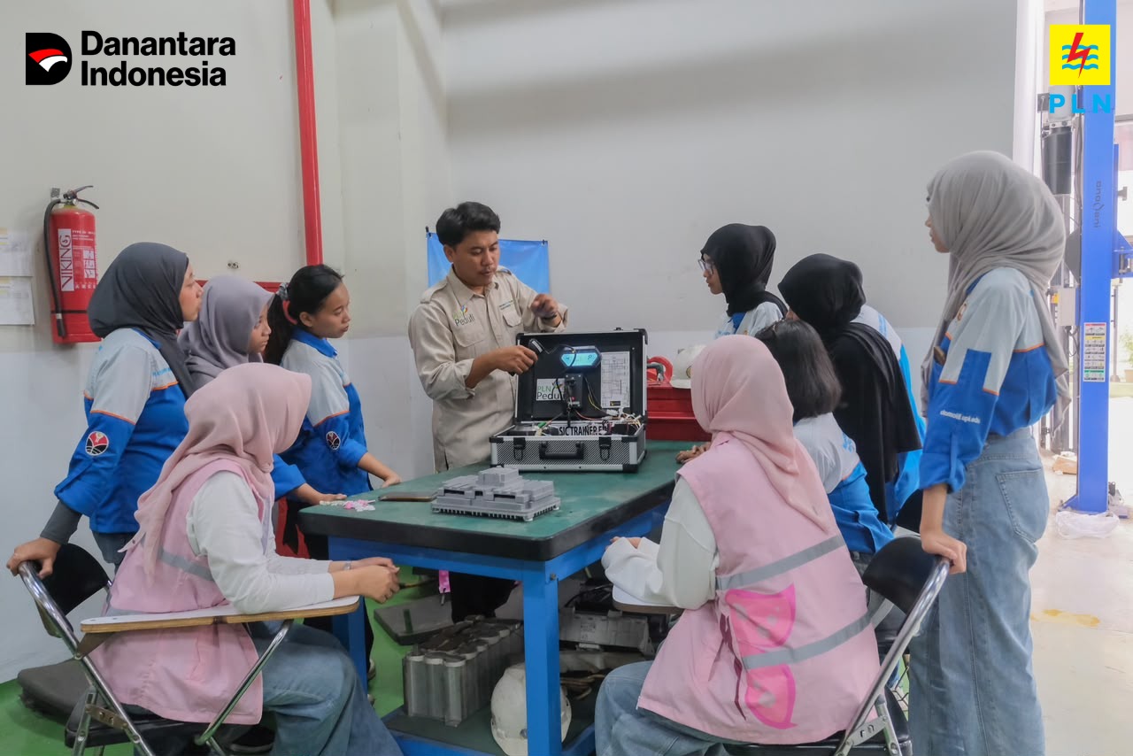 Srikandi PLN Ajak Generasi Muda Kenal Lebih Dekat Dunia Energi melalui Program Srikandi Goes to School & Campus